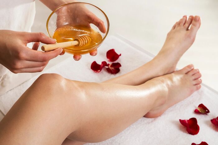 Waxing Haarentfernung mit Warmwachs im Kosmetikstudio Zug